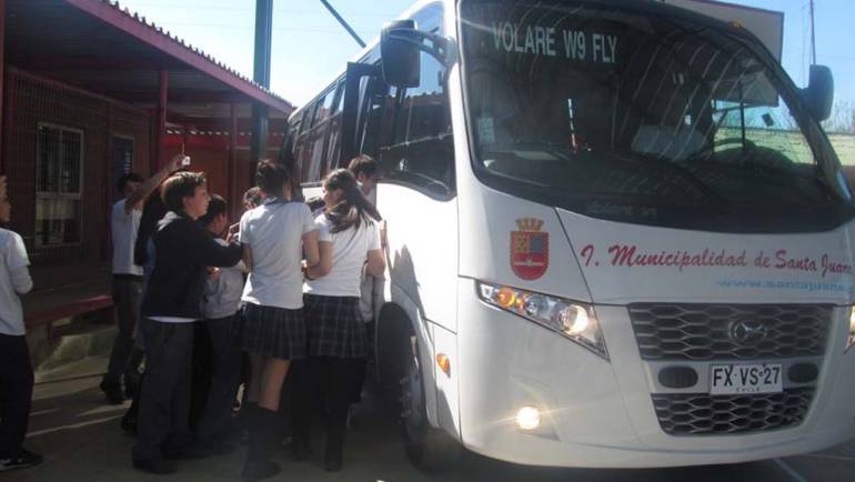 Entrega de bus a estudiantes de Escuela de Chacay