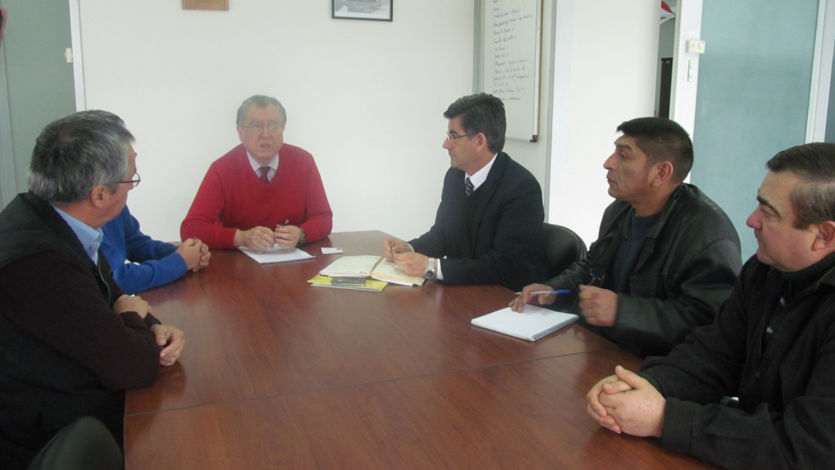Alcalde y trabajadores se reunieron con Director Regional de Vialidad