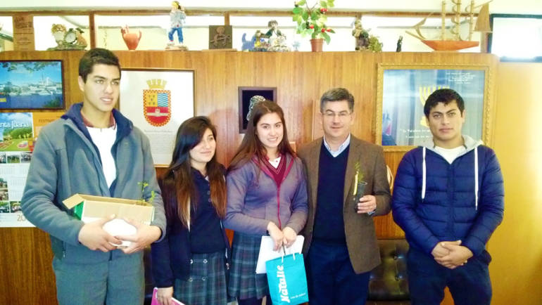Estudiantes del Liceo Nueva Zelandia entregaron arbolitos a alcalde de la comuna