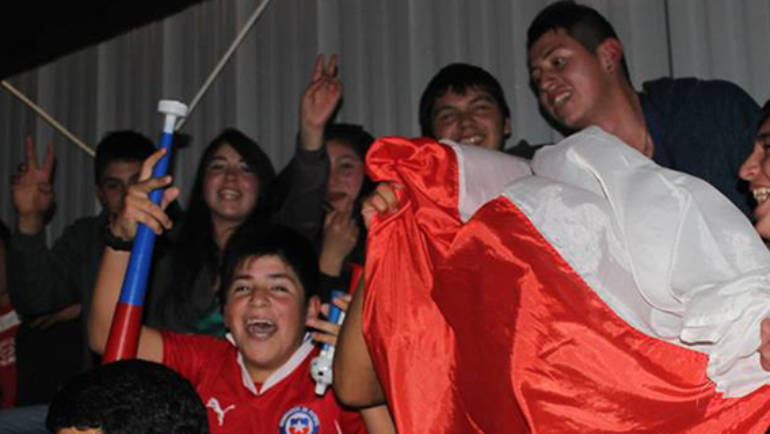 Santajuaninos celebraron triunfo de Chile en el Gimnasio Municipal