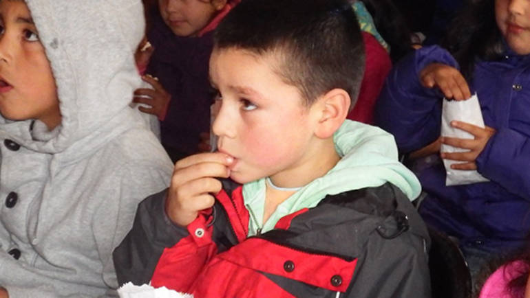 Niños de Santa Juana disfrutan del cine en estas vacaciones de invierno