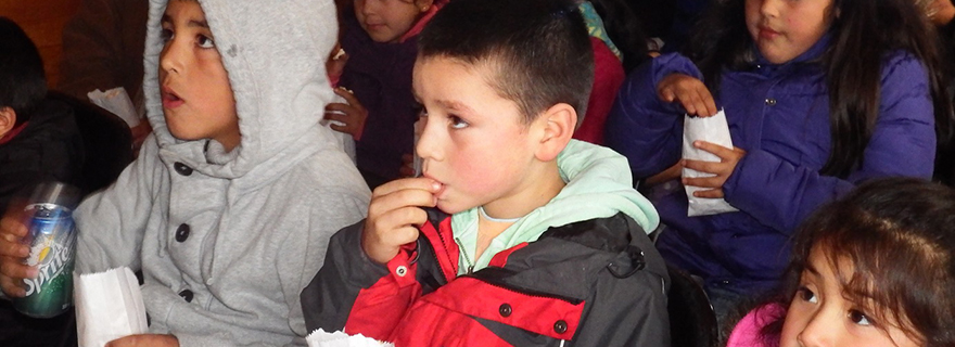 Niños de Santa Juana disfrutan del cine en estas vacaciones de invierno