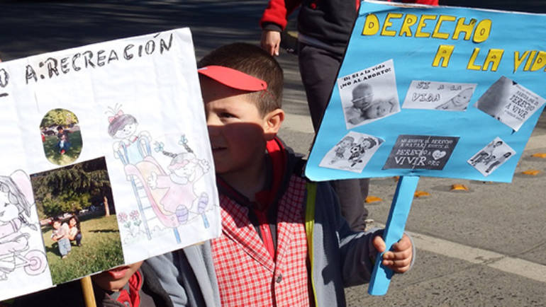 Pequeños de la escuela Amulen marchan por los derechos del niño