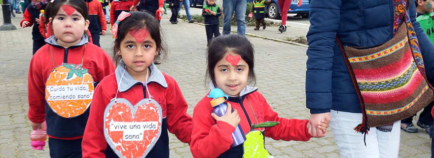 Párvulos de Santa Juana marchan para conmemorar el mes del corazón y la vida saludable