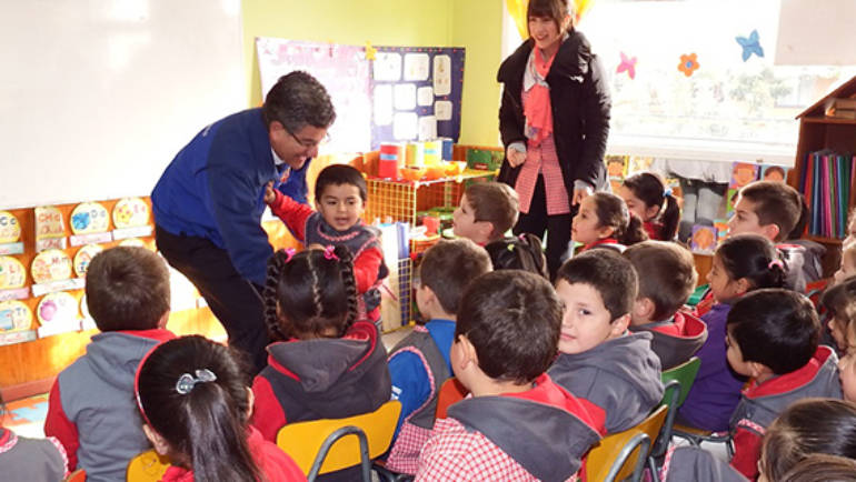 Alcalde Castro desarrolla entretenido diálogo con pequeños y pequeñas de escuela Amulen