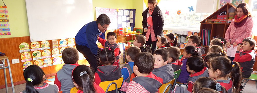 Alcalde Castro desarrolla entretenido diálogo con pequeños y pequeñas de escuela Amulen