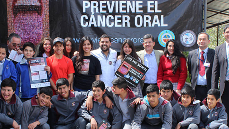 Autoridades y estudiantes sacan la lengua contra el cáncer oral