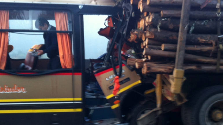 Más de treinta lesionados dejó colisión de taxibús y camión en ruta Concepción-Santa Juana