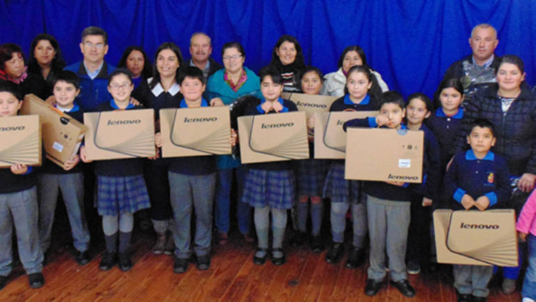 Estudiantes de Colico Bajo reciben notebooks para mejorar su proceso educativo