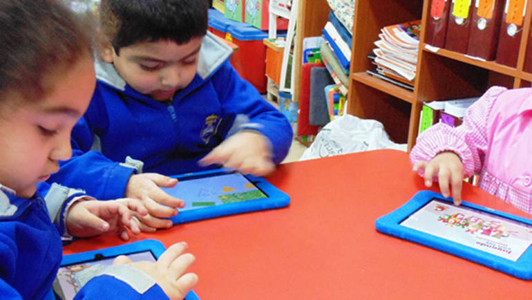 Con tablets pequeños y pequeñas de Santa Juana aprenden Matemáticas