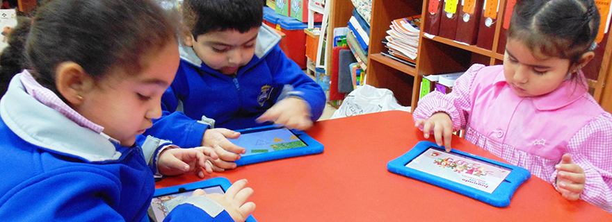 Con tablets pequeños y pequeñas de Santa Juana aprenden Matemáticas
