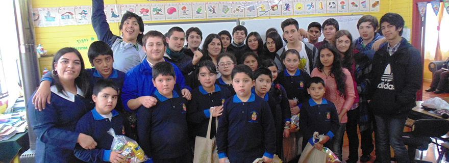 Alumnos de Colegio Etchegoyen de Talcahuano realizan visita solidaria a Escuela de Colico Bajo