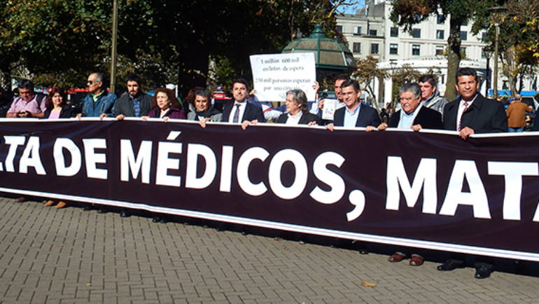 Senador Navarro y alcaldes piden más médicos para Chile