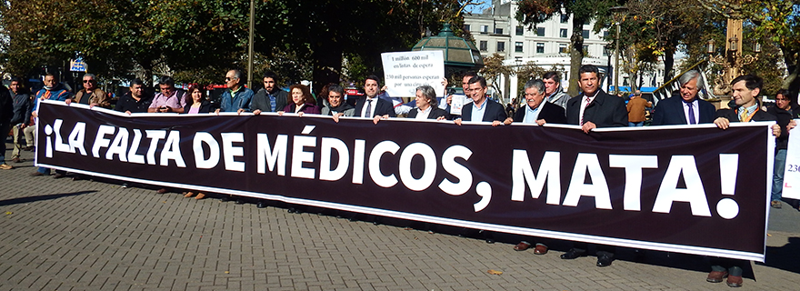 Senador Navarro y alcaldes piden más médicos para Chile
