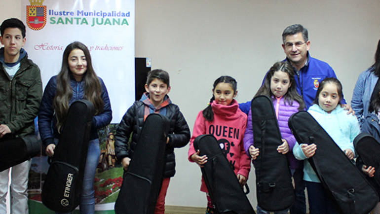 Niños de 8 a 12 años participan en Taller Municipal de Violín