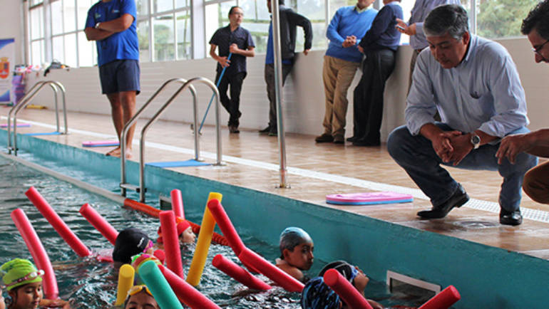 Alcalde y Director Regional (S) del IND visitaron los talleres de natación realizados en la piscina semiolímpica.