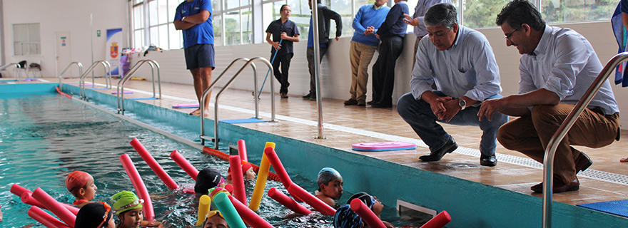 Alcalde y Director Regional (S) del IND visitaron los talleres de natación realizados en la piscina semiolímpica.