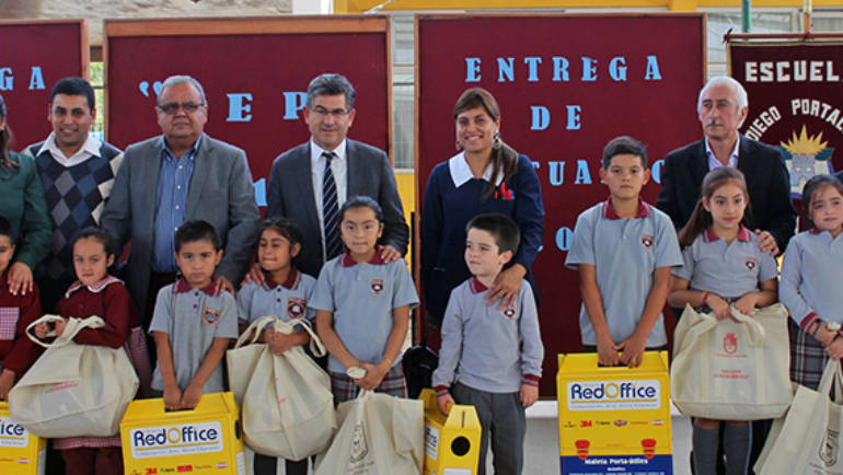 Estudiantes de la Escuela Diego Portales recibieron útiles escolares y uniformes