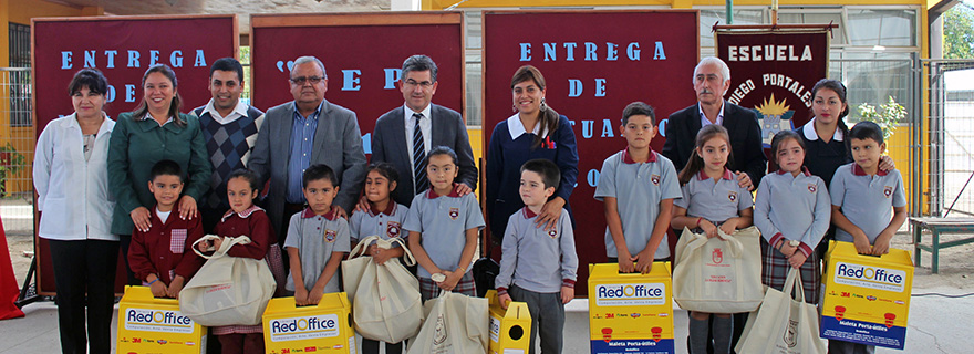 Estudiantes de la Escuela Diego Portales recibieron útiles escolares y uniformes