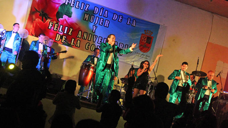Con un entretenido show los santajuaninos celebraron el Aniversario y el Día de la Mujer