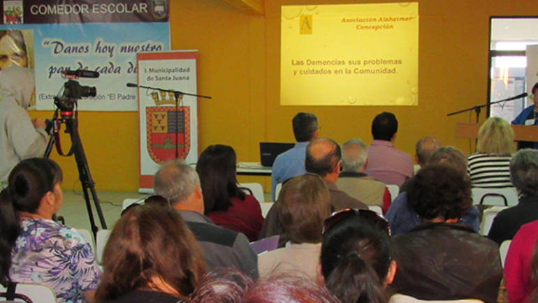 Agrupación de Alzheimer de Concepción dictó charla en Santa Juana