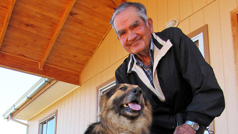 Vecino de Santa Juana, afectado por incendio, recibió casa nueva y hasta un perro
