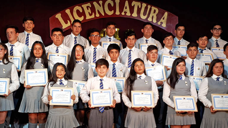 Emotiva ceremonia de licenciatura se vivió en Escuela Recaredo Vigueras