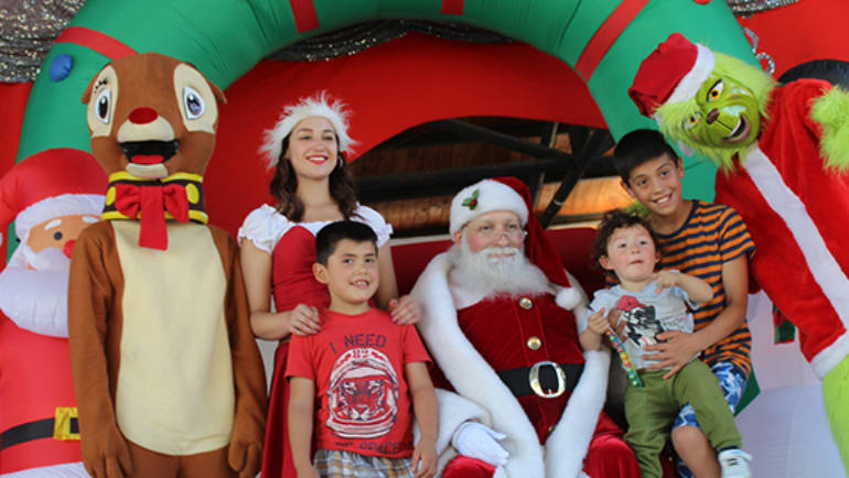 Niños y niñas festejaron la Navidad en Plaza de Armas