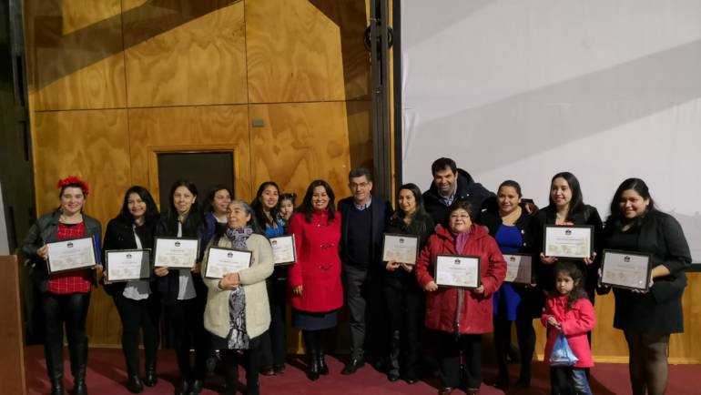 Integrantes del Programa Mujer Jefa de Hogar y vecinos recibieron certificación de UdeC Capacita